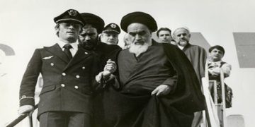 46 ساڵ بەر لە ئێستا ئیمام خومەینی (رە) بۆ خاکی پاکی ئێران گەڕایەوە