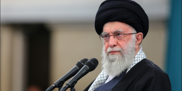 حەزرەتی ئایەتوڵڵا خامنەیی: خۆڕاگریی گەلی فەڵەستین، ڕژێمی زایۆنیستیی ناچار بە پاشەکشە کرد