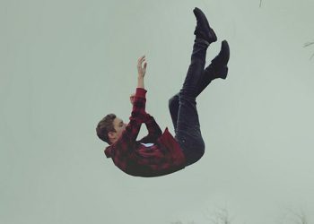 لێکدانەوەی خەو؛ کەوتنە خوارەوە لە بەرزاییەوە