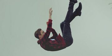 لێکدانەوەی خەو؛ کەوتنە خوارەوە لە بەرزاییەوە