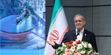 پزیشکیان: بە گەمارۆکان پاشەکشە ناکەین و دەتوانین بەرەو لوتکە بڕۆین