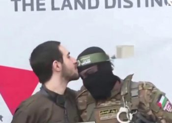 دیلێکی زایۆنیست ناوچاوانی دوو ئەندامی قەسام ماچ دەکات