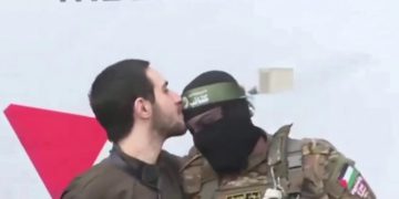 دیلێکی زایۆنیست ناوچاوانی دوو ئەندامی قەسام ماچ دەکات