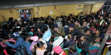 لە وێستگەیەکی شەمەندەفەری هیندستان 15 کەس کوژران