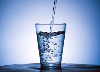 جەستەی مرۆڤ لە ڕۆژێکدا پێویستی بە چ ڕێژەیەک لە ئاو هەیە؟