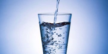 جەستەی مرۆڤ لە ڕۆژێکدا پێویستی بە چ ڕێژەیەک لە ئاو هەیە؟