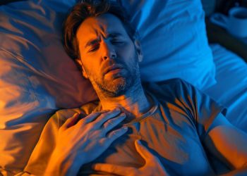 هۆکاری لێدانی توندی دڵ لە شەودا چییە؟