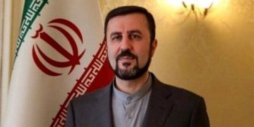 غەریب ئابادی: کەس ناتوانێت بە هەڕەشە و گەمارۆ داواکارییەک بە سەر ئێراندا بسەپێنێت