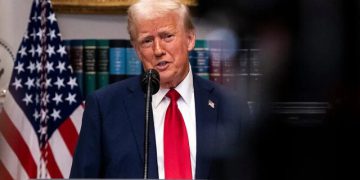 ترەمپ پاشەکشە لە پلانی گواستنەوەی فەڵەستینییەکان لە غەززە دەکات