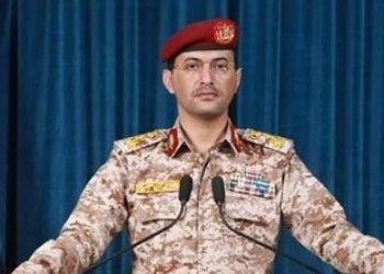 یەمەن: بە 18 مووشەک و درۆن، کەشتییەکی شەڕکەری ئەمریکیمان کردە ئامانج