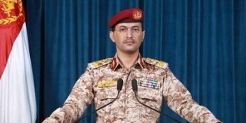 یەمەن: بە 18 مووشەک و درۆن، کەشتییەکی شەڕکەری ئەمریکیمان کردە ئامانج