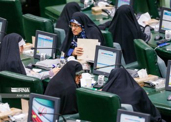 توانای سیاسی ژنانی ئێران کەمترە لە توانای ژنانی عێراق!