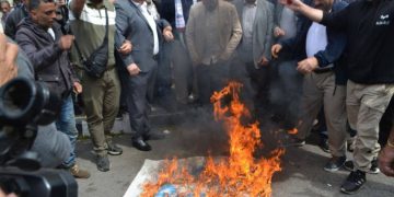 لوبنانییەکان ئاڵای ڕژێمی زایۆنیستییان سووتاند