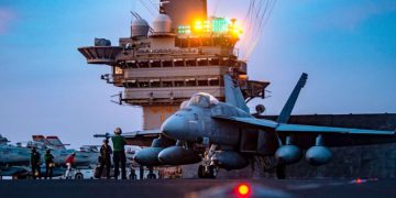 ئەنساروڵڵای یەمەن: کەشتی فڕۆکەهەڵگری ئەمریکا بە درۆن و مووشەک کراوەتە ئامانج