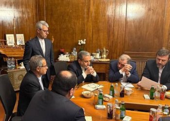 دانوستانەکانی ئێران و ئەمریکا بەردەوام دەبێت / عێراقچی سەردانی عۆمان دەکات