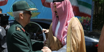 لە تاران پێشوازی لە وەزیری بەرگری سعوودیە کرا