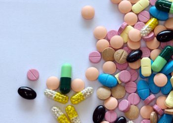 هەرگیز لە کاتی خواردنی حەبدا ئەم کارە مەکە