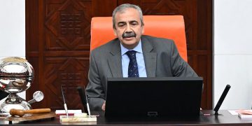 سری سورەیا ئۆندەر کۆچی دوایی کرد