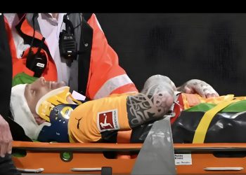 ئەم گۆڵپارێزە لە نێو یاریگادا تووشی لێدانێکی سەخت لە سەری بوو!