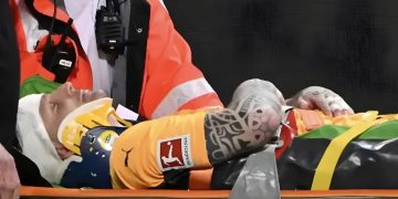 ئەم گۆڵپارێزە لە نێو یاریگادا تووشی لێدانێکی سەخت لە سەری بوو!