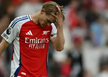 ڕەخنە لە کاپتنی ئارسناڵ: تۆ هیچ بەهایەکت نییە لە یاریگادا!