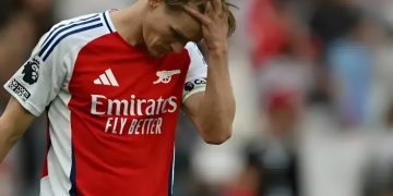 ڕەخنە لە کاپتنی ئارسناڵ: تۆ هیچ بەهایەکت نییە لە یاریگادا!