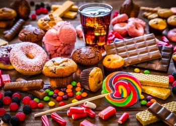 چۆن دەتوانین حەزی خواردنی شیرینی کەم بکەینەوە؟