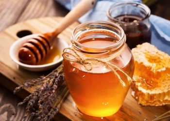 سوودەکانی خواردنی کەوچکێک هەنگوین پێش خەوتن