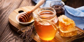 سوودەکانی خواردنی کەوچکێک هەنگوین پێش خەوتن