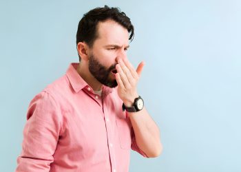 بە ئەم خواردنانە لە بۆنی ناخۆشی دەم ڕزگار ببە